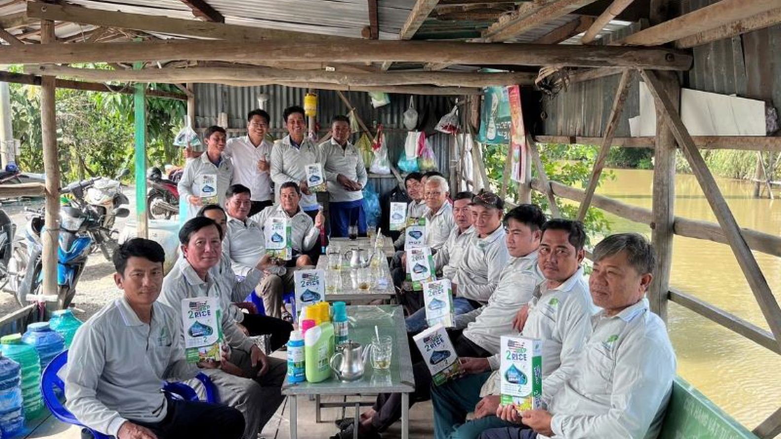 Kỹ sư Nam Phương hướng dẫn bà con Phú Tân